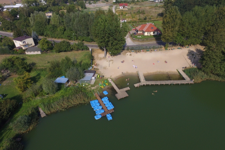 Wypożyczalnia sprzętu pływającego nad jeziorem w Kłodawie