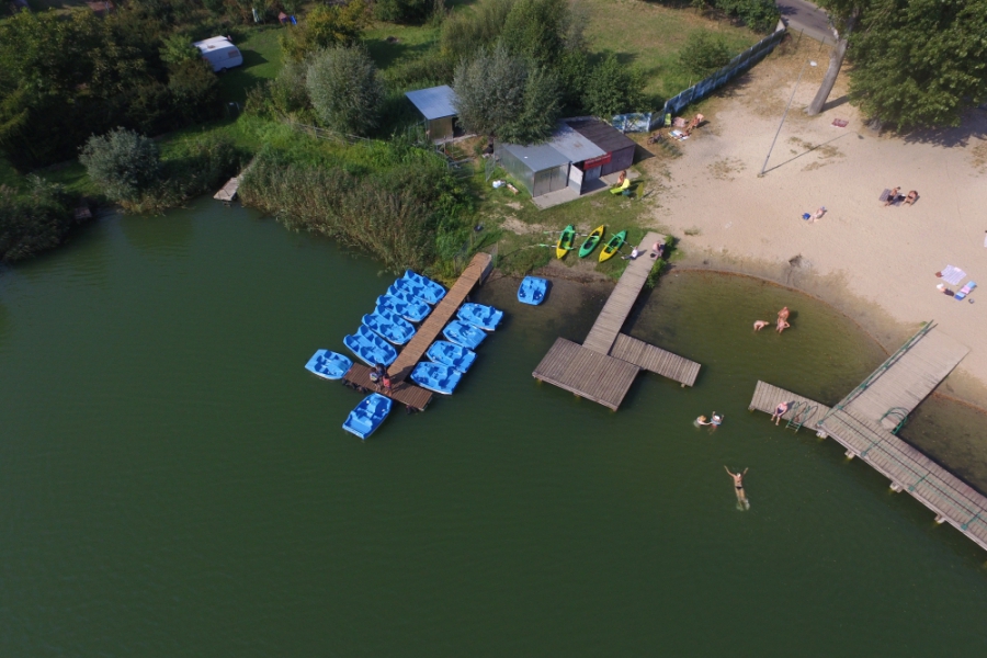 Wypożyczalnia sprzętu pływającego nad jeziorem w Kłodawie